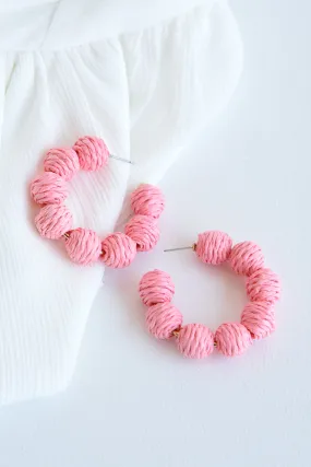 STRAW BALLED HOOP EARRINGS -LIGHT PINK